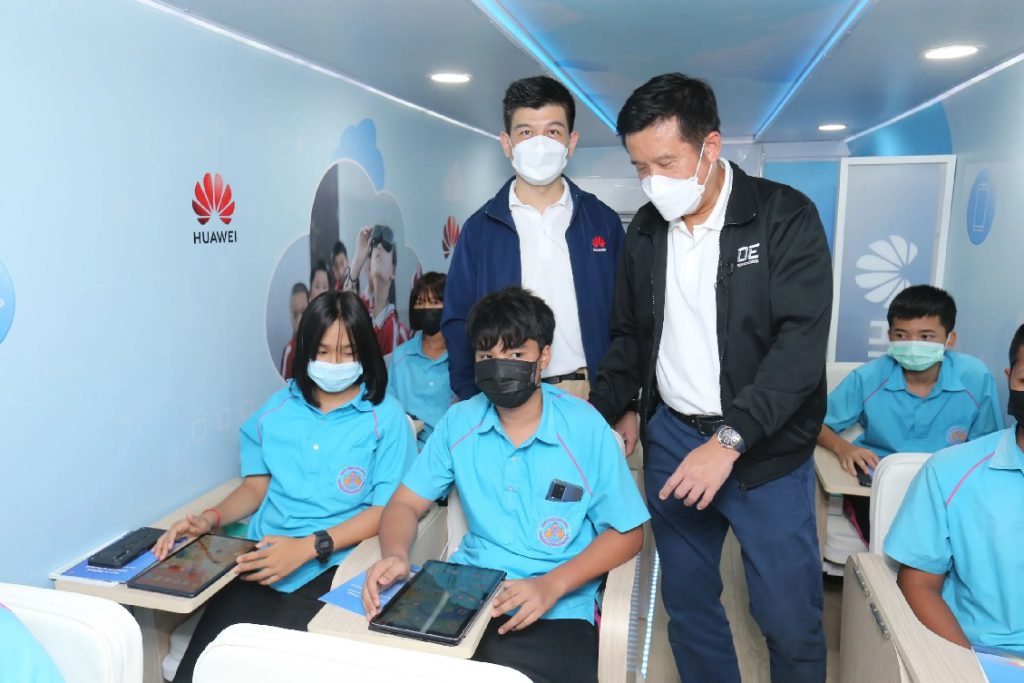 Huawei นำร่องโครงการ “รถดิจิทัล” เพื่อสังคม เร่งสร้างความเท่าเทียมด้านทักษะดิจิทัล ยกระดับการศึกษาไทยด้วยเทคโนโลยี