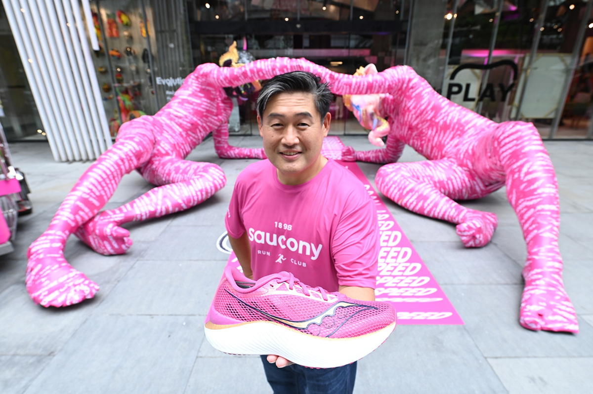 คุณพรศักดิ์ ชินวงศ์วัฒนา ถือรองเท้า Saucony รุ่น Endorphin Pro 3