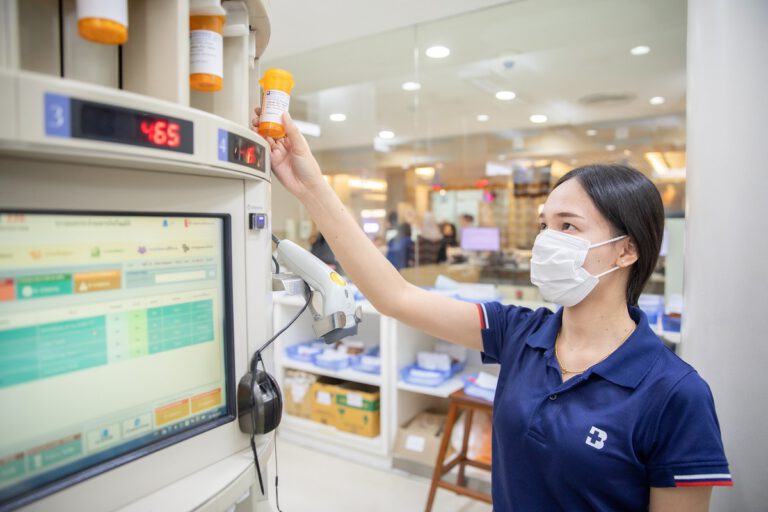 รพ. กรุงเทพ ทุ่มงบ 100 ลบ. ลงทุนเครื่องจัดยาอัตโนมัติ ด้วยระบบ AI