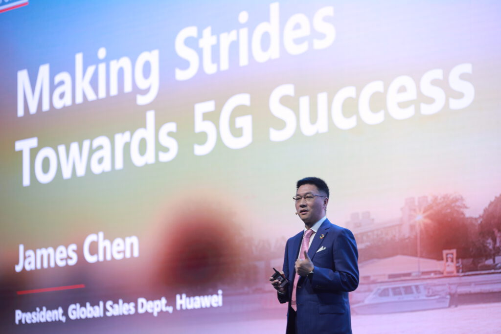 เจมส์ เฉิน ประธานฝ่ายขายกลุ่มธุรกิจผู้ให้บริการเครือข่ายของ Huawei กล่าวสุนทรพจน์ในงาน Global Mobile Broadband Forum ครั้งที่ 13 ในประเทศไทย ภายใต้หัวข้อ 5G Leads The Stride