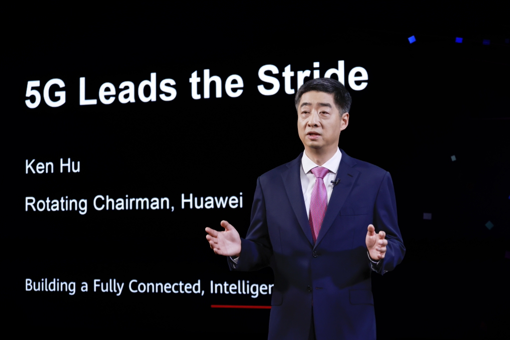 นายเคน หู ประธานกรรมการบริหารแบบหมุนเวียนตามวาระของ Huawei กล่าวสุนทรพจน์ในงาน Global Mobile Broadband Forum ครั้งที่ 13 ในประเทศไทย ภายใต้หัวข้อ 5G Leads The Stride