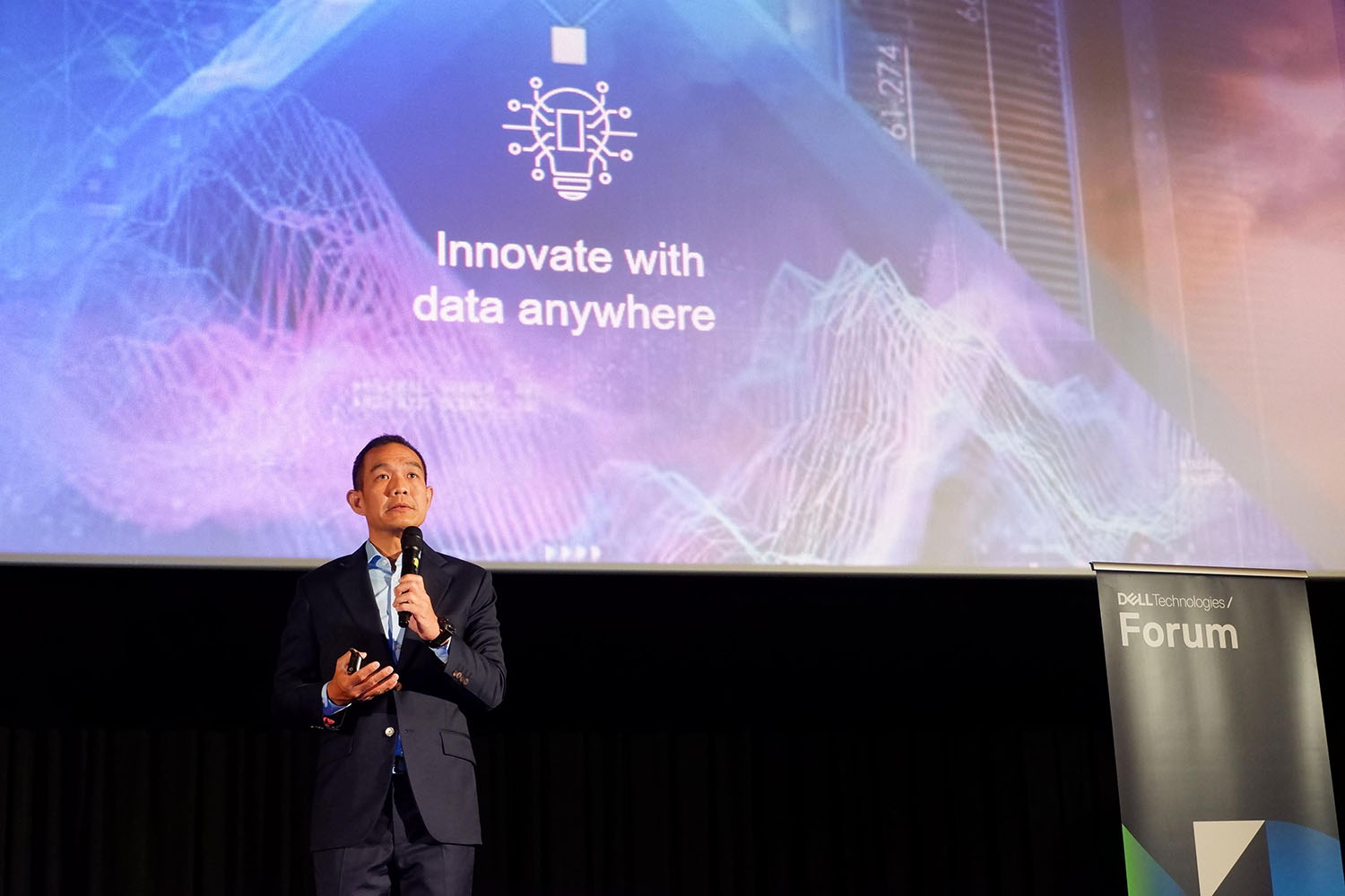 คุณฐิตพล บุญประสิทธิ์ กรรมการผู้จัดการประจำประเทศไทย