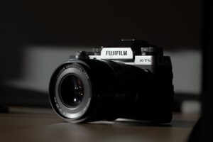 FujiFilm X series รุ่นใหม่ล่าสุดในกลุ่ม Hybrid Camera โดดเด่นเรื่องน้ำหนักเบา พกพาง่าย ให้คุณภาพรูปถ่ายที่ดีเยี่ยม พร้อมเลนส์ FUJINON “XF30mmF2.8 R LM WR Macro” ที่ออกแบบมาเป็นคู่กัน