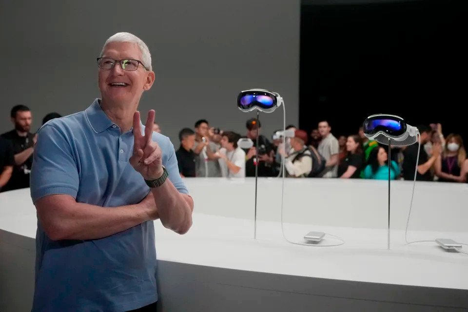 Tim Cook take a Photo with Apple Vision Pro