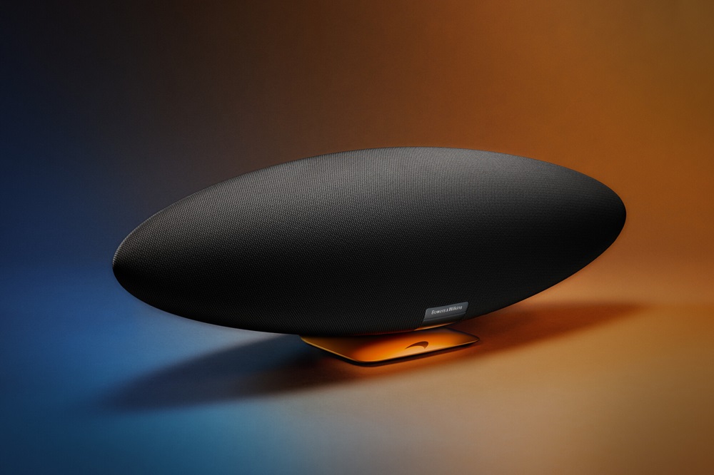 Bowers & Wilkins Zeppelin McLaren Edition เพื่อเป็นการเฉลิมฉลองในวาระครบรอบ 60 ปี McLaren และ 8 ปีแห่งความร่วมมือกันระหว่างสองแบรนด์ การออกแบบสุดเอ็กซ์คลูซีฟที่สะท้อนสัญลักษณ์อันเป็นตัวตนของทั้งสองแบรนด์เพื่อเอาใจแฟน McLaren และ B&W ที่รักการฟังเพลงระดับไฮเอนด์ซาวด์พร้อมดีไซน์สะท้อนจิตวิญญาณซูเปอร์คาร์แห่งแมคลาเรน