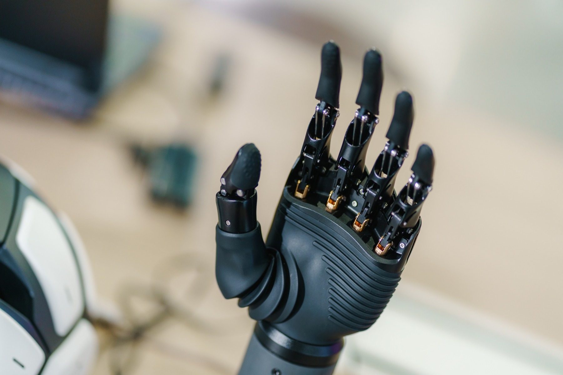 TRUE ผนึก OYMotion ผุดนวัตกรรม “Neuro AI Tech” พลิกวิถีกายภาพบำบัด